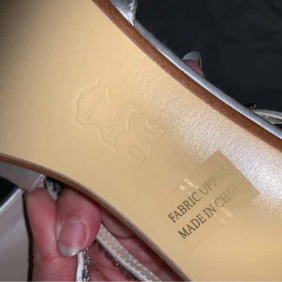Touch Ups white satin thong kitten heel rhinestone strap size 9.5 Sandals bride - Picture 10 of 10